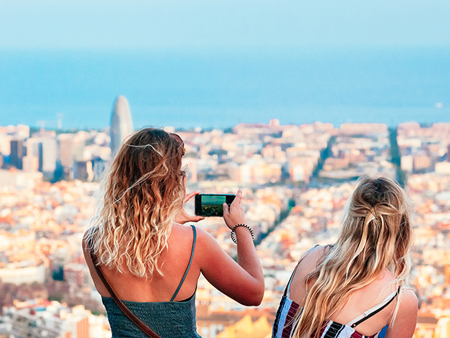 Deux jeunes filles en colo de vacances à Barcelone ce printemps 