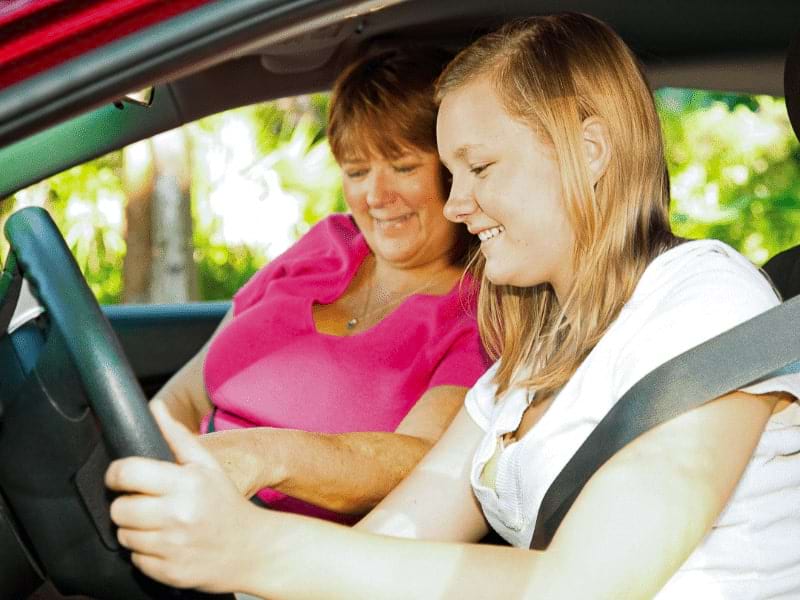 Jeune fille et son instructrice d'auto école en colo de vacances Conduite accompagnée et code