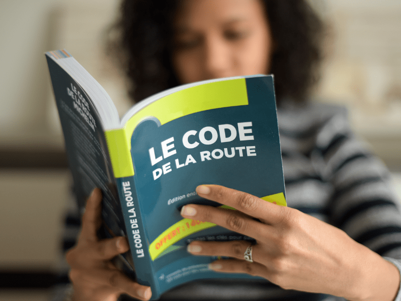 Ado qui révise son examen du code en colonie de vacances ce printemps