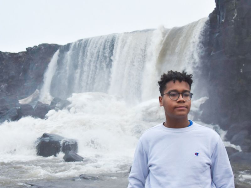 Jeune ado devant une cascade en colo de vacances en Islande
