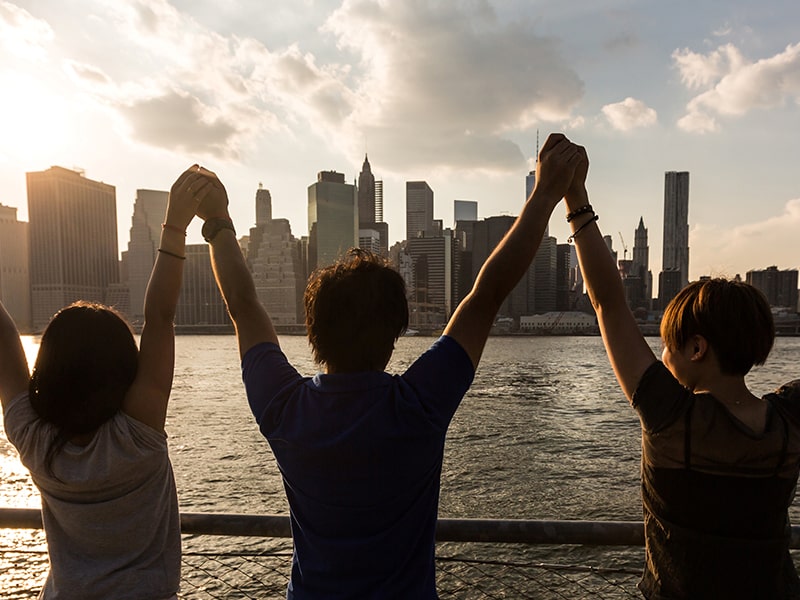Jeunes qui profitent de leur colo de vacances du printemps en admirant la skyline à New York