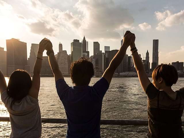 Jeunes qui profitent de leur colo de vacances du printemps en admirant la skyline à New York