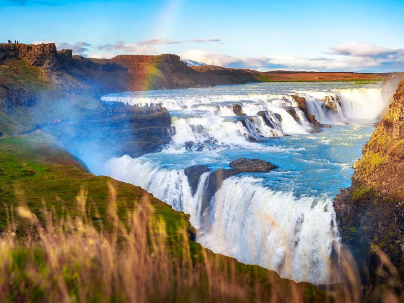Cascade de Gullfoss, célèbre site en Islande, très apprécié par les ados qui y partent en colo