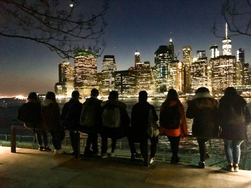 Les ados qui admirent les buildings à New York de nuit en colo de vacances