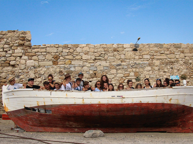 groupes de jeunes pris en photo derriere une barque geante sejour printanier en grece