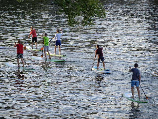 personnes debout sur des paddles en grece 