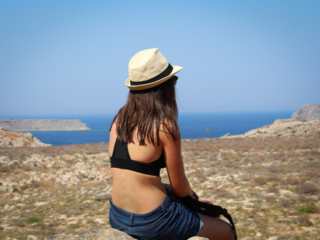 jeune fille observant l'horizon a peloponnese 