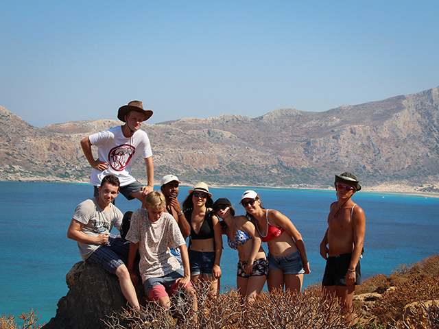 groupe d'adolescents pris en photo avec au loin la mer colonie de vacances 