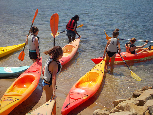 jeunes avec leurs gilets de sauvetage faisant du kayak en mer grece peloponnese 
