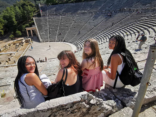 filles au sein du site d'epidaure et son theatre spectaculaire 