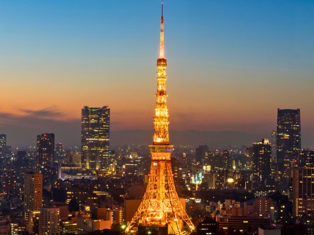 Vue sur la Tokyo Tower de nuit ce printemps en colo