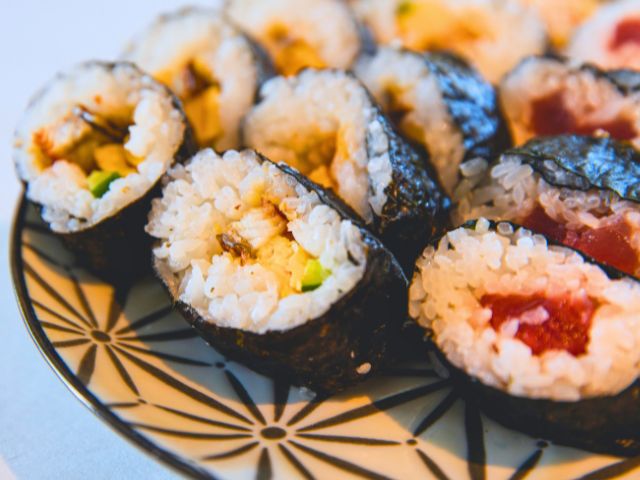 Dégustation de sushis en colo de vacances ce printemps pour ados