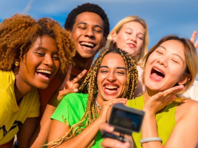 Groupe ados en colo de vacances ce printemps