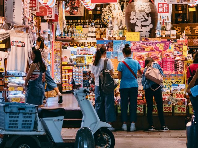 Shopping dans les rues de Tokyo en colonie de vacances ce printemps