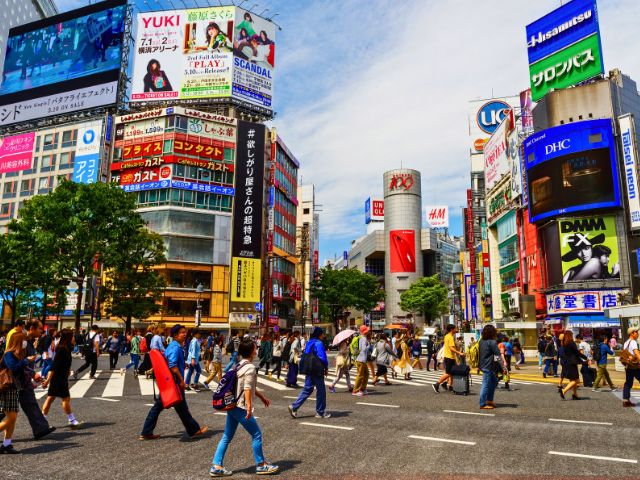 Quartier animé de Tokyo où les jeunes ont été en colo de vacances ce printemps