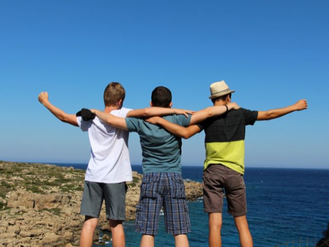 3 ados en colo de vacances à Athenes ce printemps