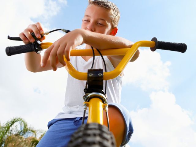 Jeune qui fait du vélo en colo pour découvrir Athenes