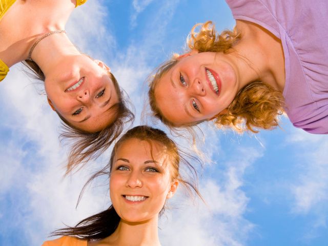 3 ados qui profitent de leur colo de vacances en Grece ce printemps