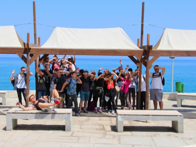 Groupe ados en colo de vacances ce printemps