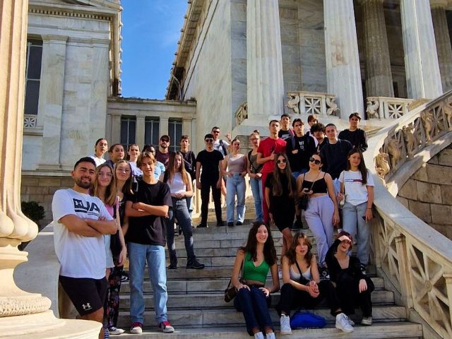 Groupe d'ados qui profitent de leur colo de vacances à Athenes ce printemps