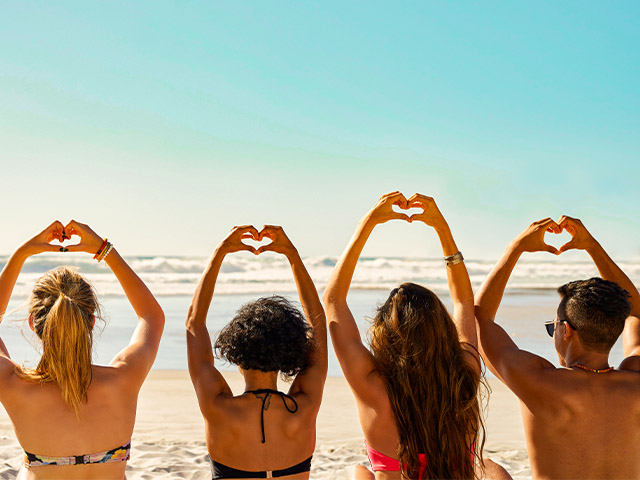 jeunes faisant des coeurs avec les mains au bord de la mer portugal printemps