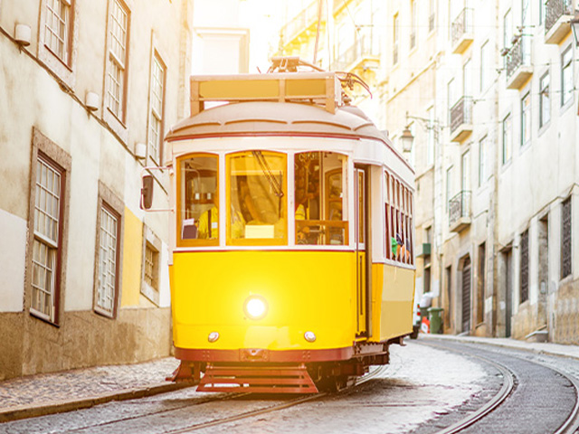 tram typique portugais ruelles lisbonne 