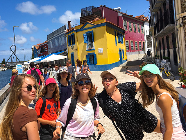 groupe de jeunes devant maisons colorees portuguaises
