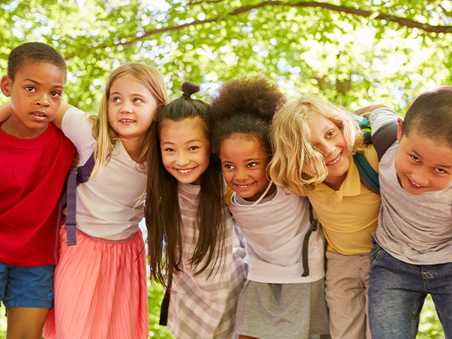 enfants se tenant les bras colo de vacances printemps