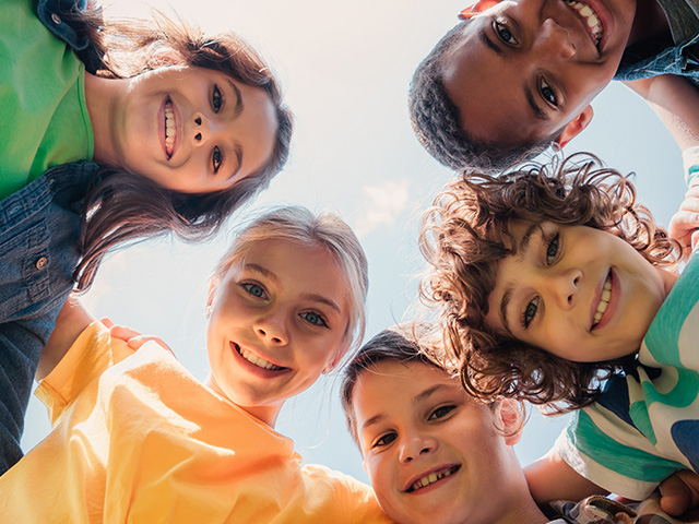 groupe de jeunes colonie de vacances printemps