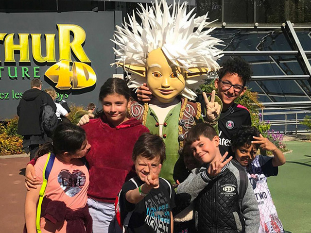 photo de jeunes avec arthur au futuroscope sejour printemps