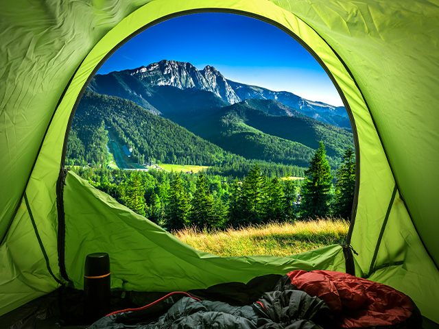tente et vue sublime lors d'un bivouac au coeur de la vallee du haut champsaur au mois d'avril 