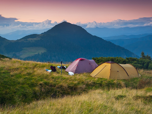 tentes et bivouac lever du soleil devant une vue magnifique au coeur des montagne haut alpines 