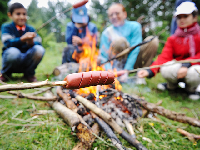 barbecue et feu de camp veillee lors d'un bivouac colo aventure a la montagne avril 