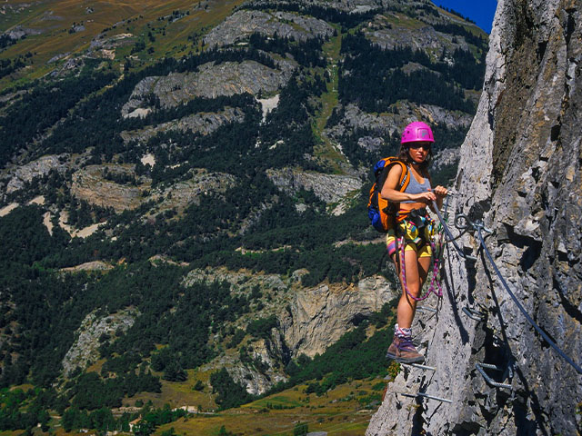 via ferrata sur les montagnes dans la vallee du haut champsaur colo de vacances special adolescents avril 