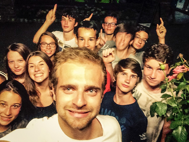 photo de groupe pendant un sejour a la montagne special adolescents au printemps 
