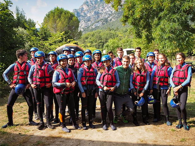 photographie d'un groupe de jeunes avant une descente en rafting dans les courants hauts alpins au mois d'avril 