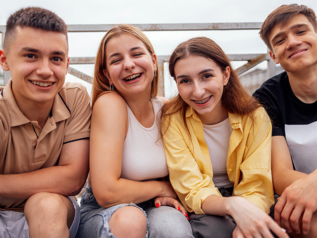 groupe de jeunes d'une quinzaine d'annees en colo de vacances a paques