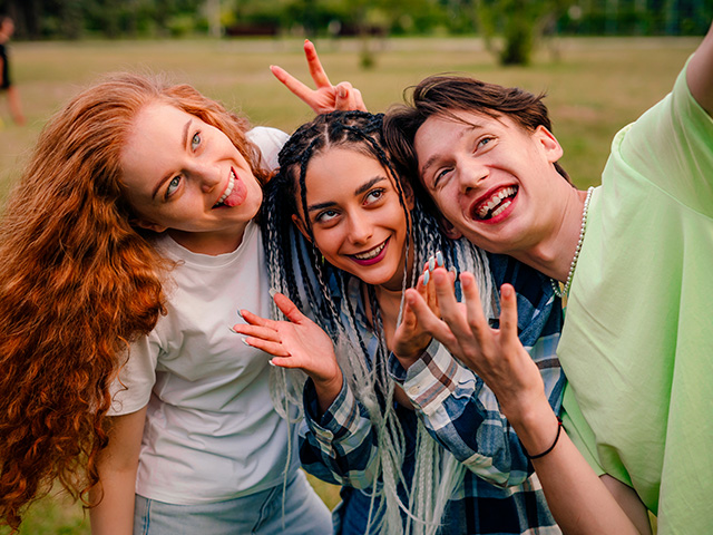 groupes de jeunes se prenant en selfie a l'exterieur sejour special amateur de sensations fortes printemps