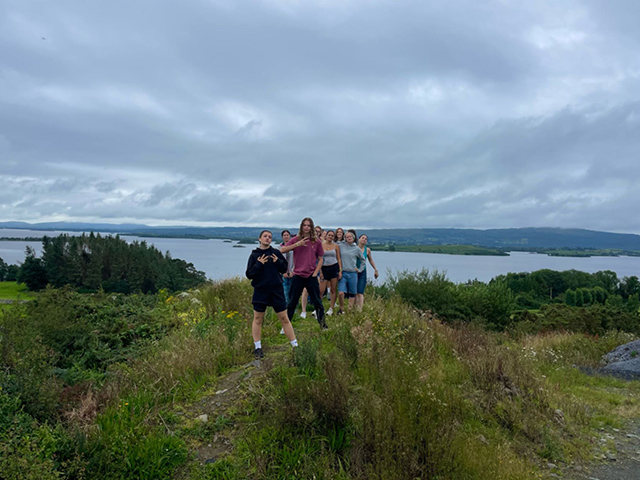Ados en randonnée en irlande