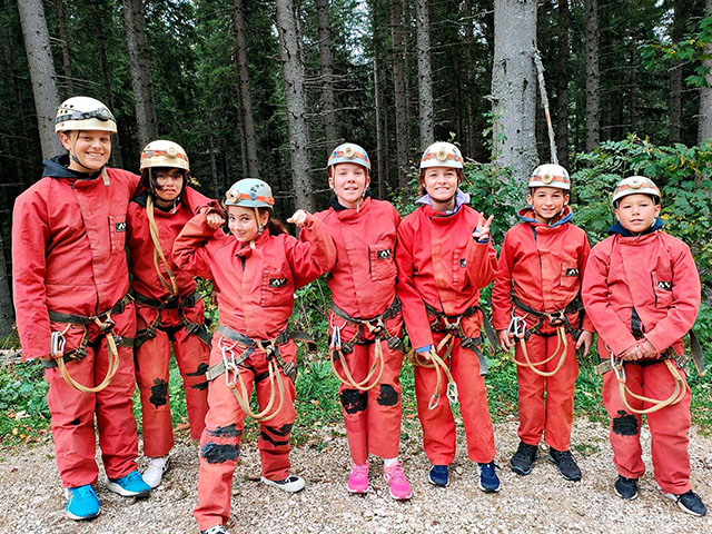 groupe de jeunes en session de speleologie dans le vercors