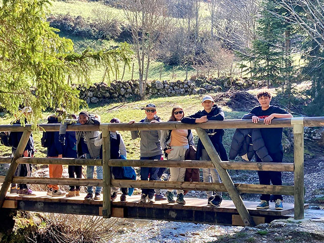 groupe de jeunes en eco rando en foret 