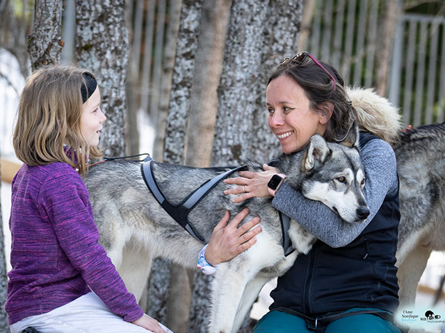 jeune fille et une musheuse avec entre elles un chien 