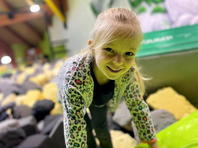 jeune fille faisant du freesport dans un bac a mousse colo printemps