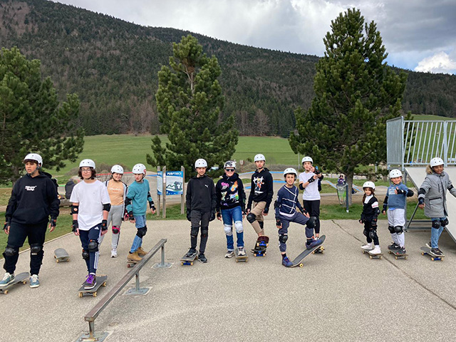 groupe de jeunes dans un skatepark a villard de lans colo paques