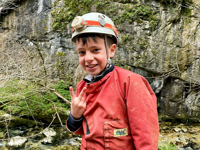 garcon visitant des grottes et faisant de la speleologie colonie de vacances dans le vercors 