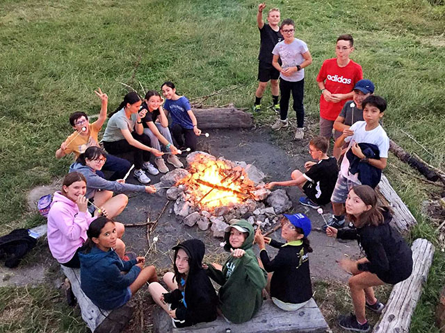 veillée feu de camp colo printemps 