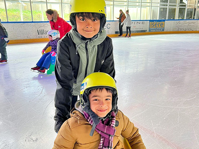 deux enfants lors d'une sortie a la patinoire colo printemps