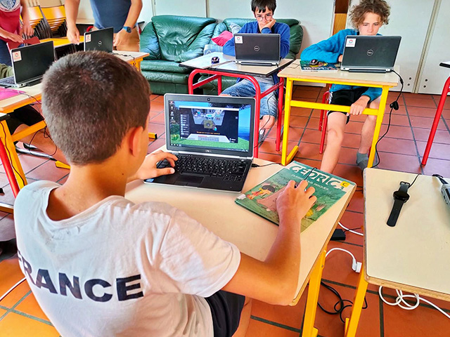 jeune apprenant à coder sur ordinateur  colonie de vacances printemps