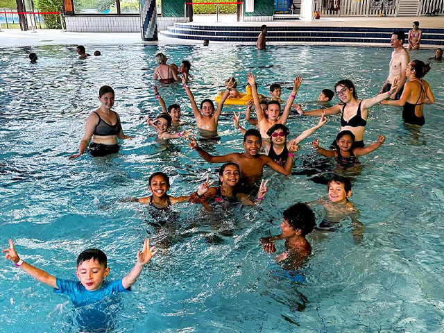 sortie au centre aqualudique de villard de lans groupe de jeunes 