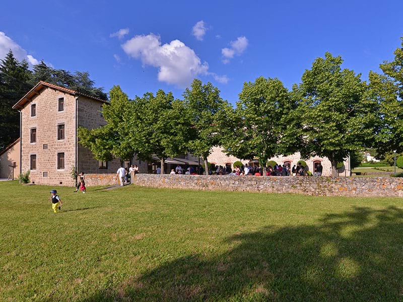 Vue sur le centre de Beauvoir lors d'une colonie de vacances Le corps et l'esprit durant le printemps